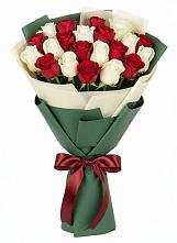 Букет Микс из красных и белых роз в Кысыл-Сыре