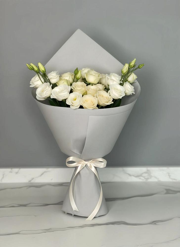 Букет цветов из: Розы и Лизиантусы в Кысыл-Сыре