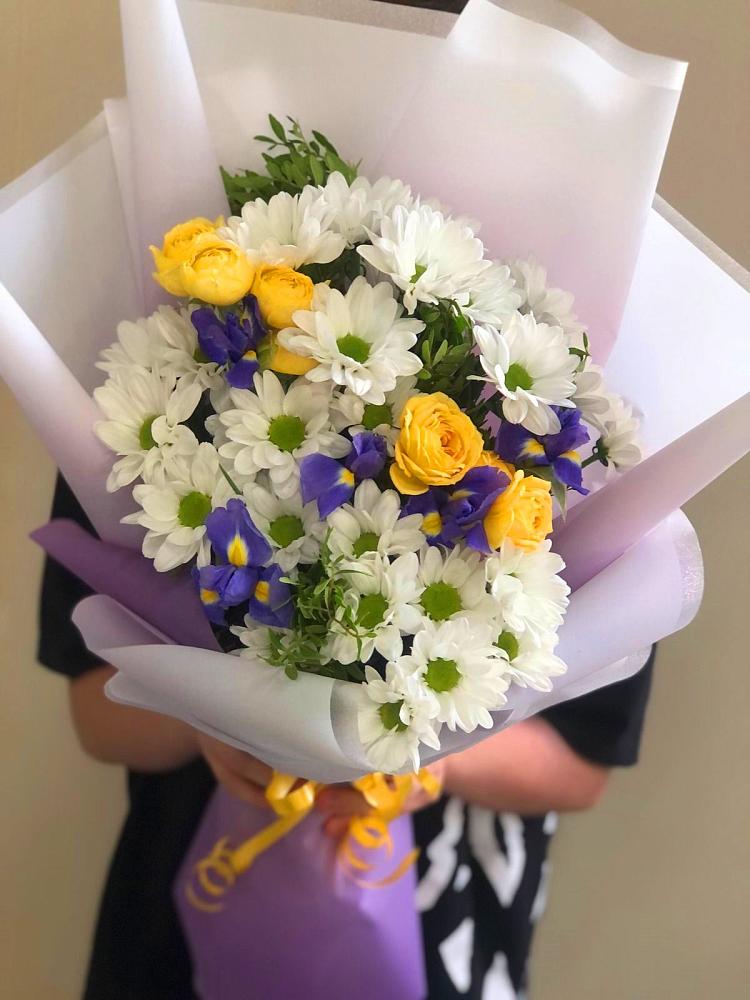 Букет цветов из: Ирисы, Хризантемы и Розы в Кысыл-Сыре