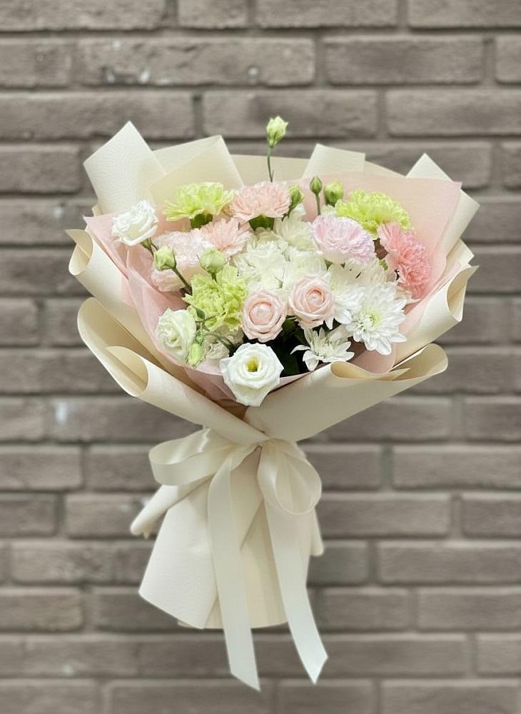 Букет цветов из: Гвоздики, Розы, Лизиантусы и Хризантемы в Кысыл-Сыре