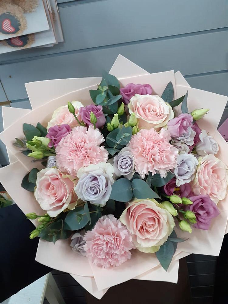 Букет цветов из: Розы, Гвоздики и Лизиантусы в Кысыл-Сыре